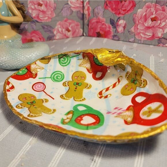 DECOUPAGE CLAM SHELL DECOUPAGE GINGERBREAD MAN ON A CLAM SHELL TRINKET DISH - Picture 8 of 11